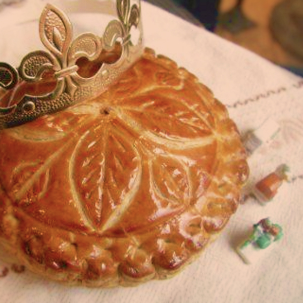 Un gâteau avec une couronne et une fève : la Galette des rois - Ceres