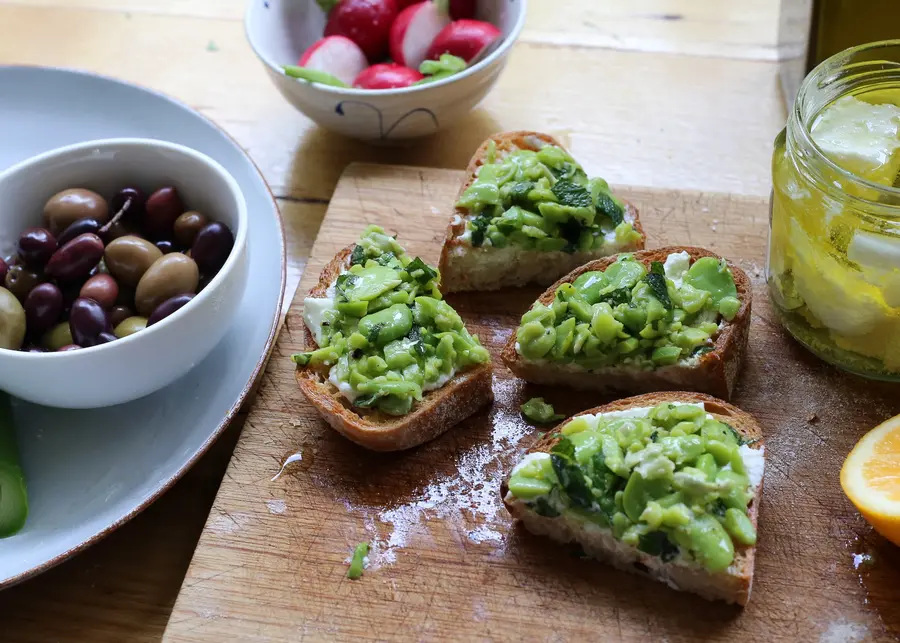 Broad bean bruschetta