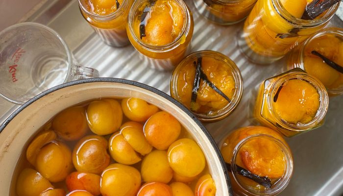 Vanilla poached apricots - Edible gift ideas